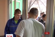 Масова бійка у Рівному: понад сто молодиків розтрощили студгуртожиток ВІДЕО