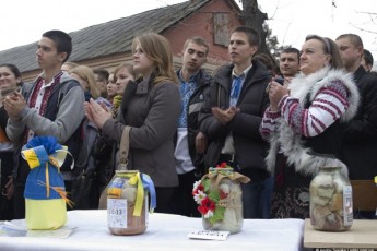 На Волині влаштували «Фестиваль сала», аби допомогти солдатам АТО ВІДЕО