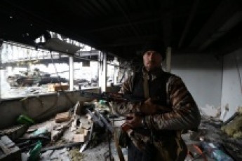 В аеропорту Донецька та на трасі Бахмутка напружена ситуація, двоє військових поранені