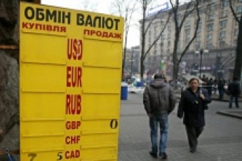 Черговий антирекорд: курси гривні та євро почали ранок новим стрибком ВІДЕО