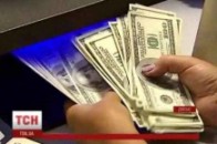 В обмінниках подешевшали долари, але купити їх майже нереально
