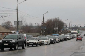 Жителі ЛНР стоять у 5-кілометрових пробках за їжею і грошима ВІДЕО