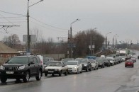 Жителі ЛНР стоять у 5-кілометрових пробках за їжею і грошима ВІДЕО