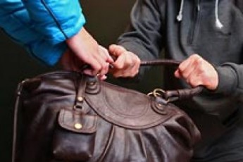 На Волині двоє невідомих посеред вулиці побили жінку