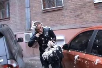 «Народна люстрація»: екс-чиновницю облили олією і посипали пір'ям ВІДЕО