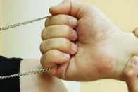 Волинянина посеред білого дня пограбували на вулиці
