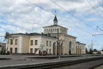 Біля виходу із вокзалу на Волині померла жінка