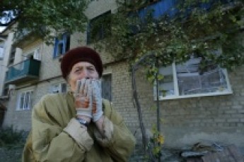 На Луганщині мирні люди повстали проти озброєних військових і вийшли на вулиці