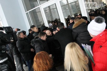 300 осіб штурмують міськраду в Кривому Розі ФОТО