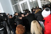300 осіб штурмують міськраду в Кривому Розі ФОТО