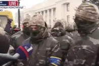 Бійка під Радою: активісти почубилися з силовиками ВІДЕО