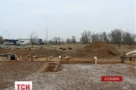 Україна відгородилася від Криму колючим дротом та протитанковими ровами ВІДЕО