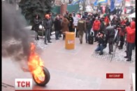 Палаючими шинами активісти привітали прокурорів з професійним святом ВІДЕО