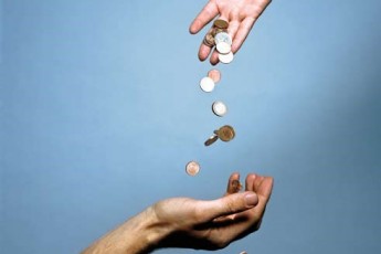 Волинські чиновники частину зарплати відрахують біженцям