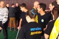 Молоді донеччани прийшли на зустріч із терористами в проукраїнських футболках ВІДЕО