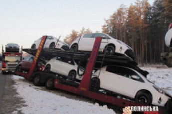 На Волині тягач з елітними авто злетів у кювет ФОТО