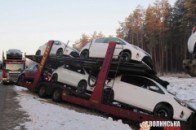 На Волині тягач з елітними авто злетів у кювет ФОТО