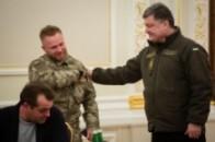 Порошенко «роздає» українські паспорти