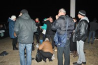 У Луцьку робітники масово пиячать під парканом підприємства ФОТО