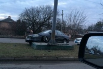 ДТП у Луцьку: автомобіль врізався у білборд та завис на опорі ФОТО