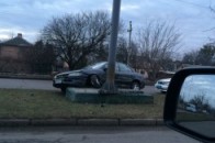 ДТП у Луцьку: автомобіль врізався у білборд та завис на опорі ФОТО