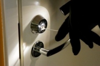 Волинянин в чужому будинку спокусився на гроші та цінні речі