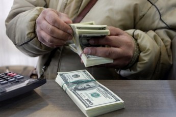 Курс долара у перекупників знизився на 5 гривень
