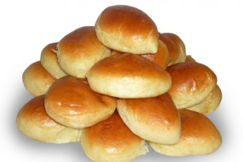 Лучанка щотижня випікає на фронт 600 пирогів ВІДЕО