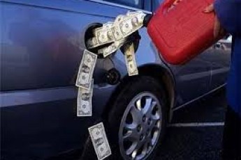 Бензин в Україні подорожчає ще на 3 гривні - експерт