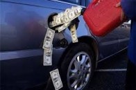 Бензин в Україні подорожчає ще на 3 гривні - експерт