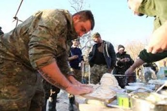 Мешканка Волині знайшла спосіб, як підтримати бійців на передовій ВІДЕО