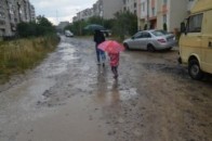 У Луцьку діти змушені добиратись до школи через болото