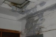 У Луцьку мешканців багатоповерхівки затоплює через дірявий дах