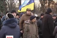 Верховну Раду пікетують активісти, зібралося близько тисячі людей ВІДЕО