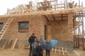Багатодітній родині на Волині відбудували згорілий будинок ФОТО