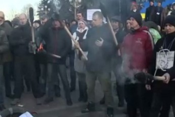 Під Радою мітингувальники запалили факели і збираються палити шини ВІДЕО