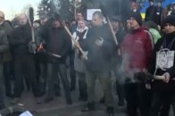 Під Радою мітингувальники запалили факели і збираються палити шини ВІДЕО