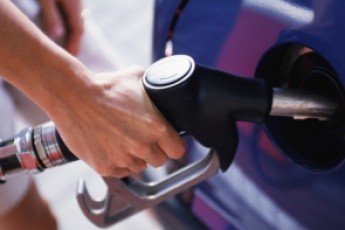 На українських АЗС знову подешевшав бензин