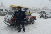 Негода паралізувала рух в трьох областях України ВІДЕО