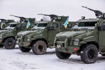 Порошенко передав військовим рекордний арсенал техніки: президентські Мі-8 та «Піони» ФОТО