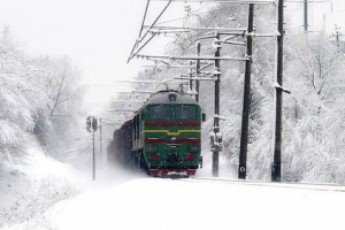 Майже 20 потягів запізнюються через сніг