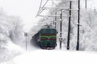 Майже 20 потягів запізнюються через сніг