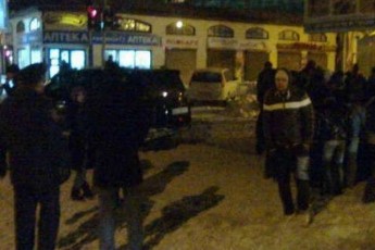 Протест в Одесі: люди перекрили дорогу, розпалили багаття і поставили ялинку