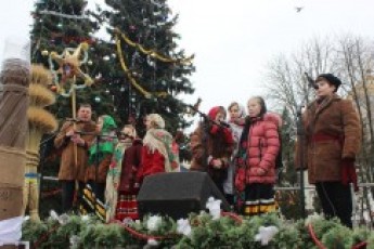 У Луцьку запалили найбільшу свічу України ФОТО