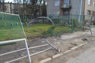 У Луцьку водій елітної автівки «влетів» в огорожу дитсадка