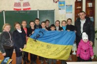 Боєць 51-ої бригади подарував школярам прапор з підписами особового складу