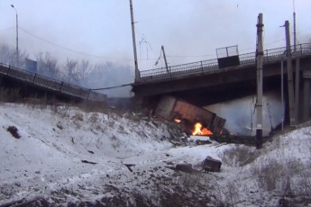 У Донецьку знищений Путилівський міст, який веде до аеропорту ВІДЕО