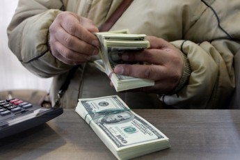 Українська економіка звалиться від «чорного ринку» валюти - експерти