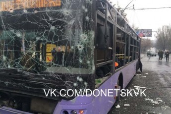 У Донецьку снаряд влучив у зупинку: багато загиблих ВІДЕО
