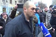 Донеччани накинулися на полоненого «кіборга» на місці обстрілу тролейбуса ВІДЕО